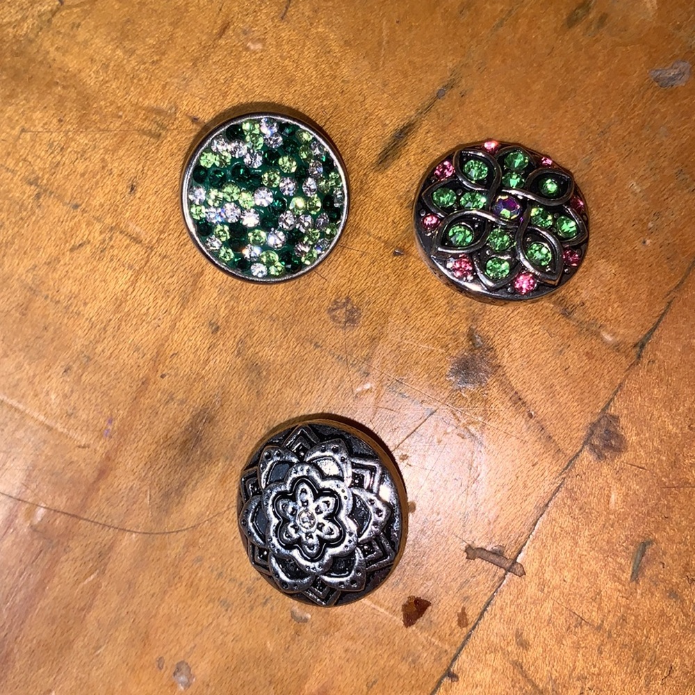 Green wrap bracelet with 3 interchangeable button designs - Picture 6 of 10